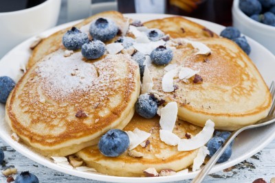 Tortitas tradicionales con moras, azúcar y otro topping de condimentos